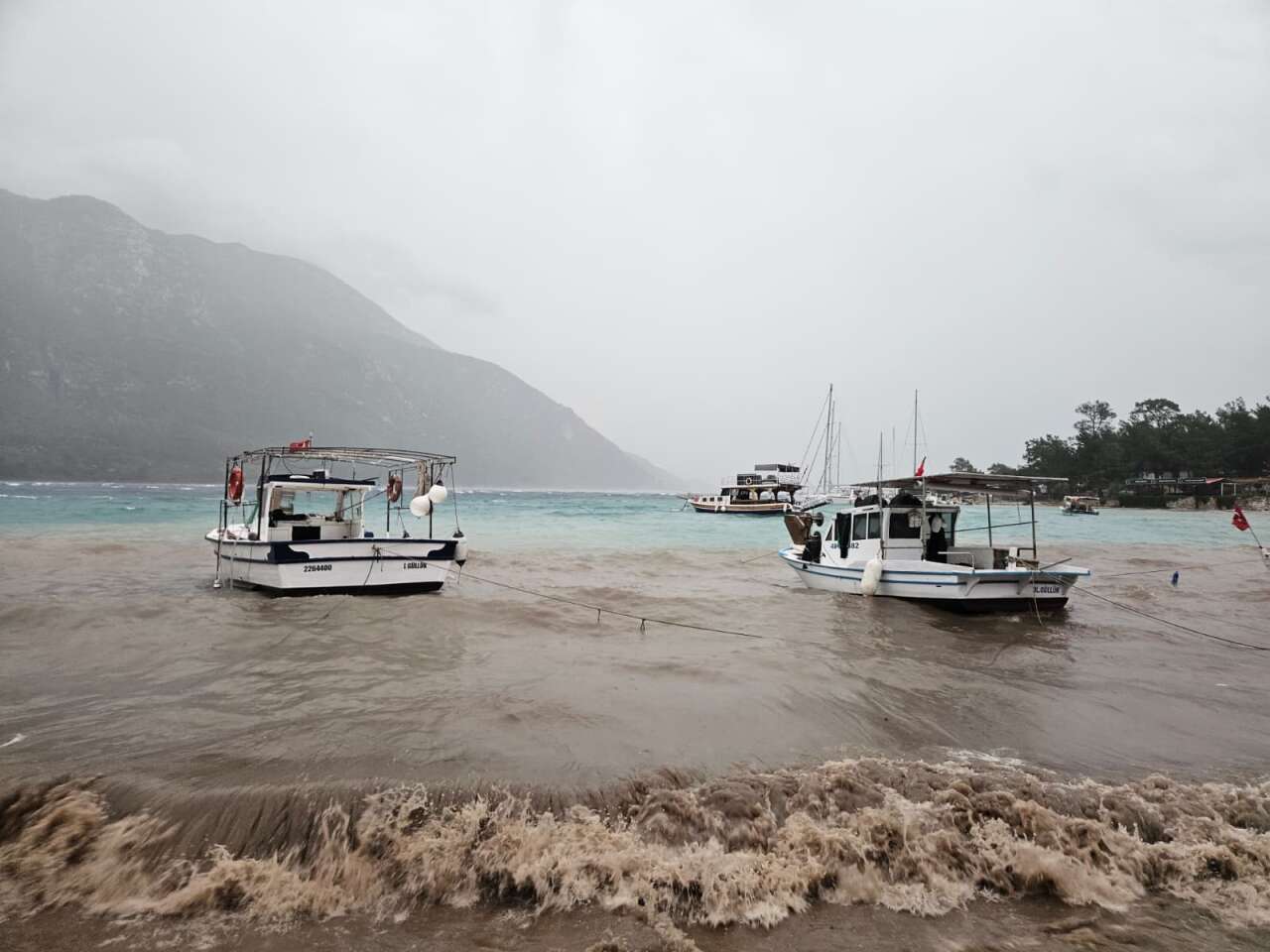 Akbük’te Şiddetli Lodos: Yılların En Etkili Fırtınası Balıkçı Barınağını Vurdu 4